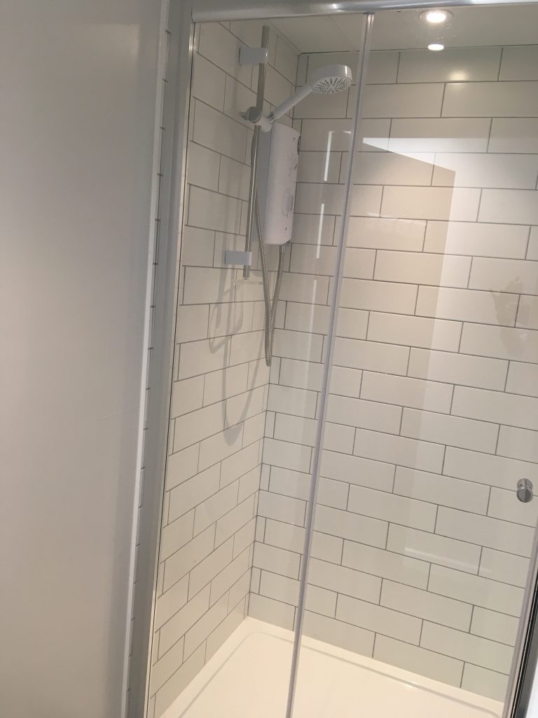 Ceramic tiling in the shower cubicles